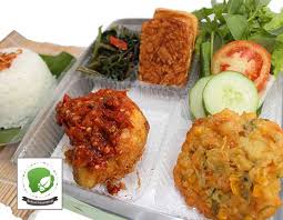 Buat kuah dengan kadu ayam atau air biasa ditambahkan totole, daun bawang dan garam himalaya. Nasi Ayam Penyet Komplit Dari Bakoel Pecel Blitar Foodspot