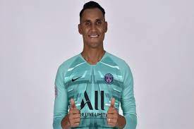 وهو حارس مرمى حاليًا لمنتخب كوستاريكا ونادي كرة القدم الإسباني المشهور ريال مدريد. Ù†Ø§ÙØ§Ø³ Ø¹Ù†Ø¯Ù…Ø§ ÙŠØªÙ„Ø§Ø¹Ø¨ Ø¨Ùƒ Ø§Ù„Ù‚Ø¯Ø± Ø«Ù… ØªØµØ¨Ø­ Ø¬Ø²Ø¡ Ø§ Ù…Ù† Ø§Ù„Ù…Ø§Ø¶ÙŠ ÙŠÙ„Ø§ÙƒÙˆØ±Ø©