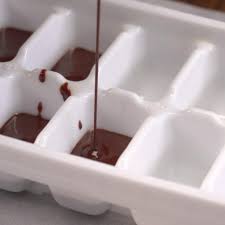 Grace A Un Simple Bac A Glacons Vous Pourrez Offrir Des Boites De Chocolats A Tout Le Monde Sur Votre Liste Sans Vous Ruiner Chocolat Boite Chocolat Cube De Chocolat