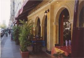 Voilages au plafond, lampes moucharabieh, banquettes et coussins colorés… un décor typiquement marocain. Le Meilleur Couscous Du 15eme Avis De Voyageurs Sur Le Roi Du Couscous Paris Tripadvisor