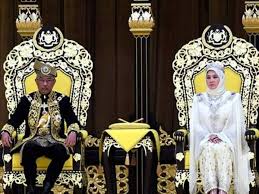 Darjah kebesaran ini merupakan lencana leher dan tidak membawa gelaran kepada penerimanya. Agong Kurnia Darjah Kebesaran Pingat Kepada 243 Individu