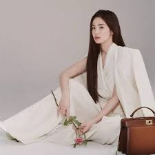 22 kasım 1981), güney koreli oyuncu. Luxury Brand Fendi Names Actress Song Hye Kyo As Its First Korean Ambassador