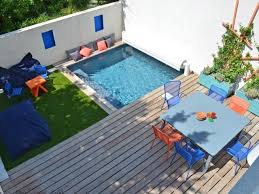 Un Mini Jardin Avec Terrasse Et Piscine A L Abri Des Regards Jardin Avec Terrasse Terrasse Design Amenagement Terrasse