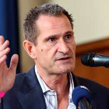 Streit-Parteitag der Hamburger AfD : AfD-Mann nennt Hooligan-Proteste  „friedliche Demonstration“