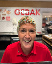 Vanaf vandaag kan je de enige echte HEMA oranje tompoucen alvast vooruit  bestellen.🧡 Deze kan je dan op 23, 24, 26 of 27 april afhalen bij jouw  HEMA met een gebaksafdeling.  hema.nl/eten-drinken/gebak/tompouce-gebakjes/oranje-tompouce-6311100.html