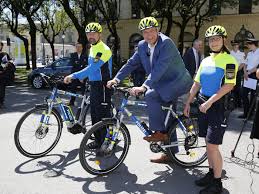 Joachim Herrmann Mdl Bayerns Innenminister Joachim Herrmann Stellt Neue Radl Uniform Fur Die Bayerische Polizei Vor Hochfunktional Und Bestens Auf Den Einsatz Abgestimmt Mehr Sicherheit Beim Radfahren Besonders Im Blick Der