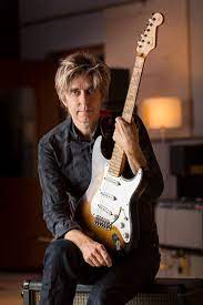 This Is Eric Johnson S Favorite Strat Which He Stumbled Across In Florida While On Tour Some Years Ago Eric Removes The Tr Eric Johnson Guitar Famous Guitars