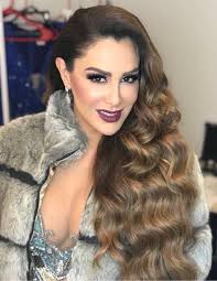 No alcanzarás nada grandioso si no piensas en grande. ¡Mood de sábado! ¿Qué  planes tienen para hoy? 💄💋