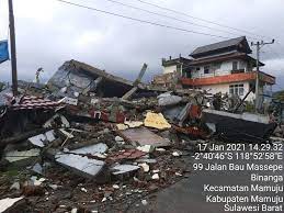 Gempa tersebut disusul gelombang tsunami disertai ketinggian 10 m. 81 Orang Meninggal Akibat Gempa M6 2 Di Sulawesi Barat Okezone Nasional