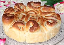 È facilmente riconoscibile grazie alla sua forma, che ricorda appunto un mazzo di rose, farcite con una semplicissima crema al burro.il burro, ovviamente, è quello lurpak. Torta Di Rose Ricetta Dolce Profumato E Sofficissimo