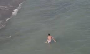 Apa marii este numai buna pentru o baie in aceste zile, daca va gandeati la o excursie pe litoral. BÄƒlÄƒcealÄƒ In Mare La 7 Grade Celsius Un TanÄƒr A Intrat In Valurile MÄƒrii La Vama Veche