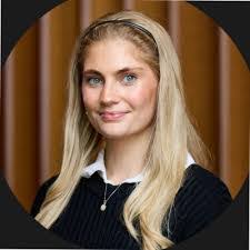 Danielle Sinn's Instagram, Twitter & Facebook