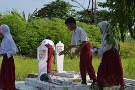 Pepatah itu mengingatkan kita untuk selalu menghargai para pahlawan telah berjuang dengan mengorbankan harta, benda, jiwa, bahkan nyawanya untuk meraih kemerdekaan seperti yang sekarang ini kita nikmati. Menghargai Jasa Pahlawan Dengan Upacara Dan Berziarah Ke Makam Pahlawan Mi Pgm Kota Cirebon