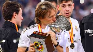 Le real madrid vient à bout de l'atlético aux tirs au but et remporte son premier trophée de la saison. Le Real Madrid Touche Le Jackpot Grace A La Supercoupe D Espagne Goal Com