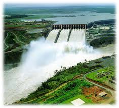 Para aprovechar dicha fuerza, se construyen grandes infraestructuras hidráulicas capaces de extraer el máximo potencial de este recurso renovable, libre de emisiones y autóctono. Energia Hidraulica Monografias Com