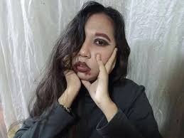 Happy Halloween! Lynze and I are supposed to be vampires. But, I feel like  I just look... really unhealthy 😂 Like a vampire with scurvy or something.  Have fun tonight... and don't