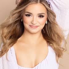 Erin Logsdon's Instagram, Twitter & Facebook