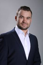 Idealerweise sollten einzelne dateien nicht größer als 2 mb sein. Geschaftsmann Mit Bart Bewerbungsfoto Kaufen Sie Dieses Foto Und Finden Sie Ahnliche Bilder Auf Adobe Stock Adobe Stock