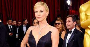 تشارليز ثيرون تتنازل عن أنوثتها وتحلق شعرها فى فيلم mad max fury road اليوم السابع