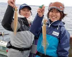良型のヤリイカを釣り上げ笑顔を見せる秋山明日香さん（右）と、指導した今井寿美礼さん― スポニチ Sponichi Annex 社会