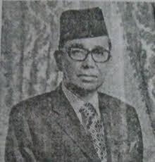 Saat itu, beliau berlima menandatangani perjanjian yang dikenal dengan nama deklarasi asean. Perhatikan Gambar Tokoh Pendiri Asean Berasal D