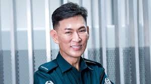 还记得1996年至2001年热播英语剧“Growing Up”里的“Gary Tay”吗？饰演该角色的前艺人萧乙铭（本名萧一鸣，Andrew  Seow），如今以55岁之龄开启人生新旅程——现已成为AETOS保安管理公司的辅警人员！ https://8wvib.es/3GvDrkZ