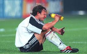 30,000) england finally overcame their footballing nemesis with victory over germany in a nailbiting euro 2000 clash in charleroi. Deutschlands Em 2000 Todesgruppe A Die Grosse Enttauschung In Bildern Goal Com