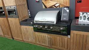 buitenkeuken in teak met top in blauwsteen en opbouw gas barbecue van boretti voorzien van spoelbak in blauwsteen inbouw ijskas buitenkeuken spoelbak meubels
