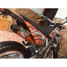 Untuk modifikasi motor d tracker satu ini dimulai dari bagian pelek miliknya sendiri yang berukuran 14 inch yang kemudian digantikan dengan pelek yang memiliki diameter lebih besar lagi. Kawasaki Dditracker Supermoto 2015 Modif Cutting Sticker Di Depok Jawa Barat Tribunjualbeli Com