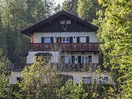 In unserem nixenkammerl finden sie liegestühle und sonnenschirme. Haus Bergland