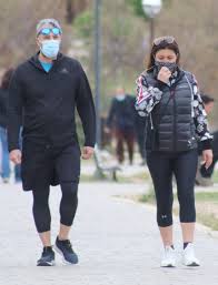 Η ποπ τραγουδίστρια και ο σύζυγός της συνηθίζουν να βγαίνουν για περπάτημα δίπλα στο κύμα, συνδυάζοντας. Elena Paparizoy O Antras Ths Zwhs Ths Andreas Kapsalhs Kai H Spania Emfanish Toy Zeygarioy