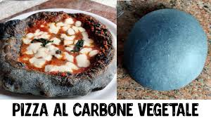 Il carbone vegetale è un concentrato di fibre vegetali lignee ricavate dal salice o dalla betulla decomposte a mezzo del calore in assenza di in questo modo le fibre di legno diventano porose e acquisiscono la capacità di legare i gas intestinali. Pizza Al Carbone Vegetale Impasto Per Fare La Pizza Nera Youtube