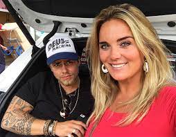 De blondine deelde sindsdien veel foto's en plaatste regelmatig informatie over haar privéleven op instagram. Andre Hazes Betrapt Monique Westenberg Met Een Ander In Bed Dagelijks Nederland