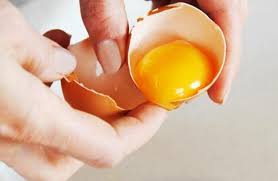 Apa pun alasan anda, ada banyak kiat yang dapat membantu anda untuk memisahkan kuning dan putih telur. 3 Tips Memanfaatkan Telur Untuk Mengusir Ketombe Dalam Semalam Beauty Fimela Com