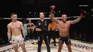 Petruzelli landed a right early. Om8flvuixjwxzm