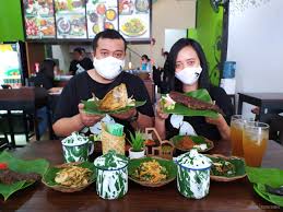Maybe you would like to learn more about one of these? Dapur Kampung Kuliner Tawarkan Menu Enak Tapi Murah Spesial Lele Bakar Kacang