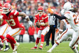 Kansas City Chiefs' Limping Patrick Mahomes Outlines Plan For Final Playoff  Push - Athlon Sports