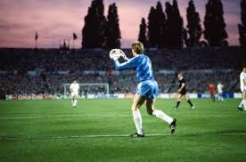 Met psv stond er voor het eerst sinds 1973 weer een nederlandse club in de finale. Psv Eindhoven 0 Benfica 0 6 5 P In May 1988 In Stuttgart Psg Keeper Hans Van Breukelen Prepares To Kick Upfie Psv Eindhoven Champions League Final Cup Final