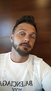 Kažu: Ne zivi se od ljubavi, to i ptice znaju. Ali zato se živi od  kljukuse, a ne od onog što mnogi misle da se zivi, a to je od materijalnog.  Čak