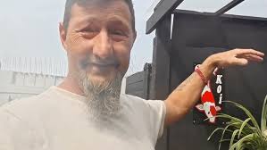 Le Twisted One Goes for a Dip in Longblock #koi #koifishpond #koifish