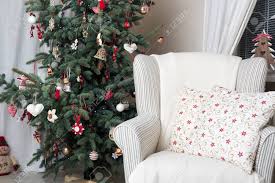 Wie bleibt der christbaum länger frisch? Schone Ferien Eingerichtete Zimmer Mit Weihnachtsbaum Und Weiss Bequemen Stuhl Mit Weichen Decke Und Kissen Lizenzfreie Fotos Bilder Und Stock Fotografie Image 65496641