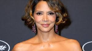 Kylie Pass's Instagram, Twitter & Facebook