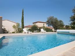 Une Piscine Familiale Sous Le Soleil Mediterraneen