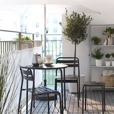 Ein Balkon Mit Roxo Tisch Stuhlen Und Hocker In Grau Einer Pflanze In Ikea P Garten Dekoration Terrace Furniture Balcony Decor Outdoor Flooring