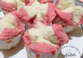 Bolu kukus pandan adalah salah satu variasi olahan bolu yang diberikan ekstrak pandan sebagai penambah aromanya. Resep Bolu Kukus Mekar Oleh Abdullah Cookpad