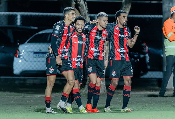Vit&oacute;ria goleia a Chapecoense e se afasta do Z4 do Brasileir&atilde;o