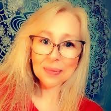 Leslie Layne's Instagram, Twitter & Facebook