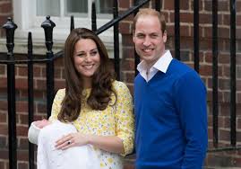 La petite princesse née le 2 mai 2015, fait déjà le bonheur de ses parents et de son petit frère george. Kate Middleton Revivez La Premiere Sortie De La Royal Baby Girl En Photos Elle