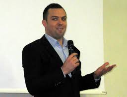 Merate: il filosofo e teologo Jonathan Keir incontra la città e parla di  'etica mondiale'