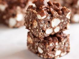 Ces Barres Croustillantes De Guimauves Et De Chocolat Sont Totalement Delicieuses Recipe Chocolate Desserts Vegan Dark Chocolate